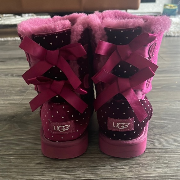 UGG - mid size for Big Girls - Picture 1 of 5
